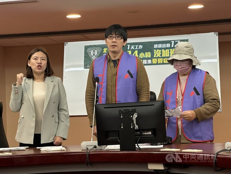 民進黨台北市議員何孟樺（左）、台灣勞動派遣產業工會副秘書長鄭中睿（中）28日陪同北一女委外廠商的前職工江姓女子（右）舉行記者會，質疑校方涉就業歧視。北一女回應，有要求廠商須確實遵循勞動法令及契約規範。中央社記者劉建邦攝　115年4月28日