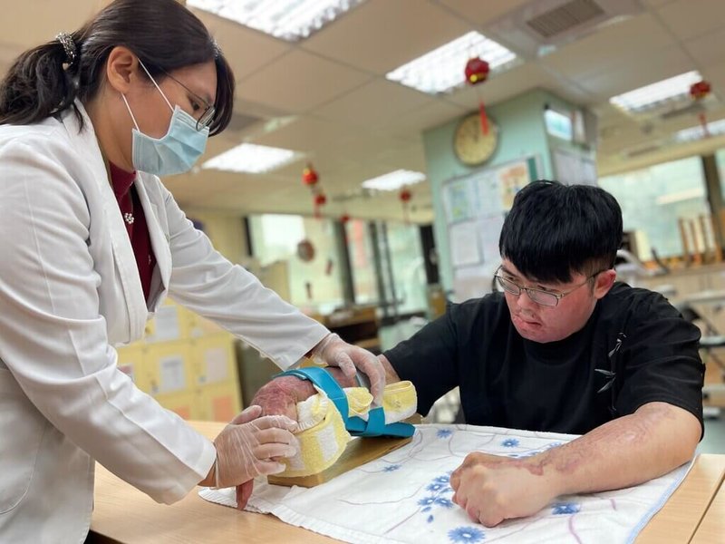 雅各因幼時家貧，出社會後努力賺錢，憑優秀技術26歲就當上主管，卻因爆炸意外遭受大面積深度燒傷，人生如被迫按下暫停鍵，在陽光基金會陪伴下，重新感受到關懷與愛。（陽光基金會提供）中央社記者曾以寧傳真 115年4月28日