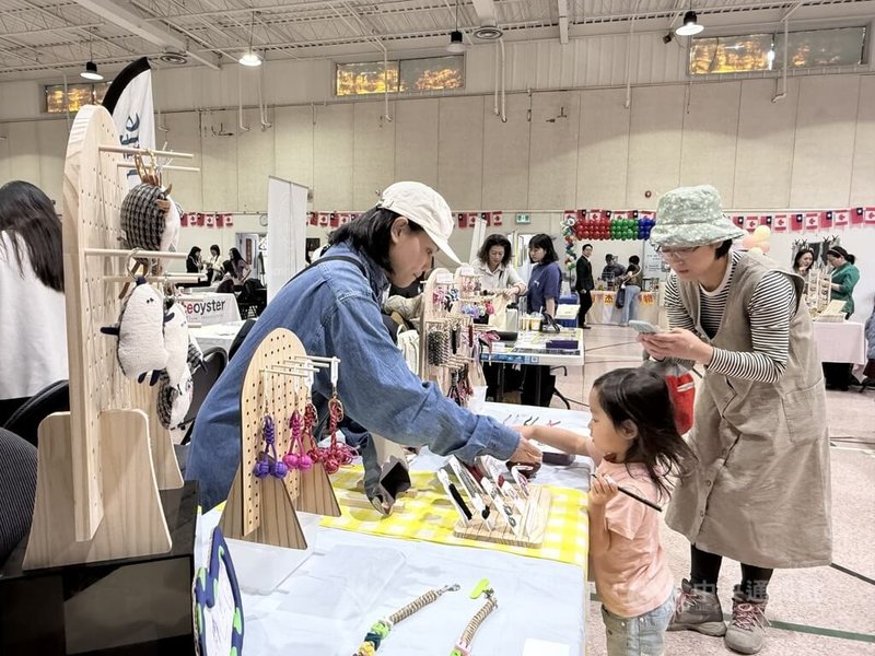 多倫多首屆「台灣柑仔店」i僑卡活動26日在多倫多台北文教中心舉辦，民眾逛台僑商家互動。中央社記者胡玉立多倫多攝　115年4月28日