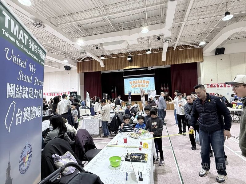 首屆「台灣柑仔店」i僑卡活動由多倫多台灣商會 （TMAT）與多倫多台灣信用合作社（TCTCU）共同主辦，以社團力量推動更多台灣創業者在海外扎根。中央社記者胡玉立多倫多攝　115年4月28日