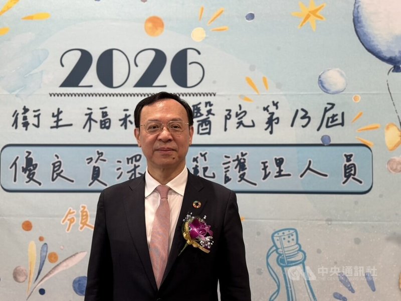 衛福部長石崇良28日說，近期將成立醫事人力優化研議推動小組，首要處理三班護病比入法，將再度檢視相關配套，最終盼優化各類醫事人力環境。中央社記者沈佩瑤攝　115年4月28日