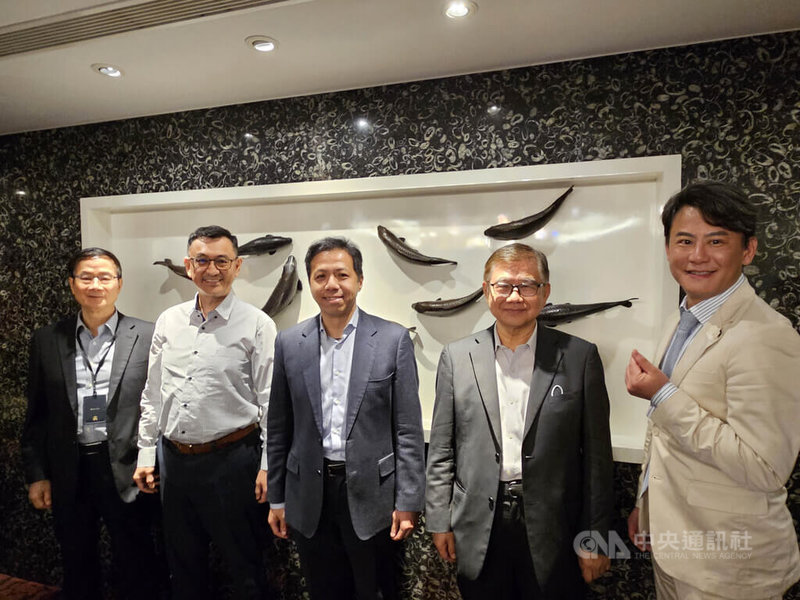 康和證券董事長鄭大宇（中）率公司高層團隊與媒體交流。對於台股直衝4萬點，康和證認為AI基礎建設還在初期階段，看好台股偏多格局不變，但短線得留意乖離過大。中央社記者曾仁凱攝　115年4月28日