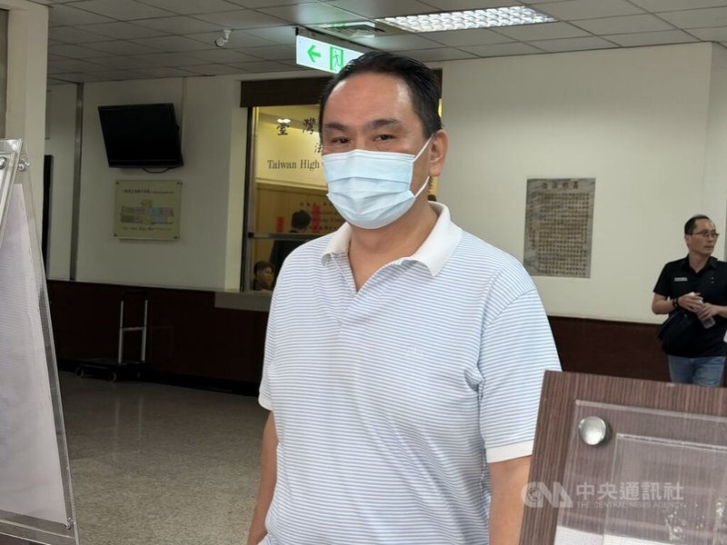 國民黨台北市議員陳重文（前）涉貪案，二審台灣高等法院28日開庭，陳重文於庭訊後離開法院。中央社記者劉世怡攝　115年4月28日