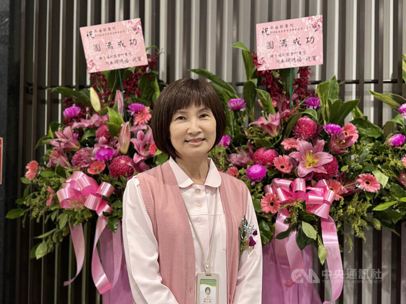 衛生福利部28日舉辦第13屆優良暨資深典範護理人員頒獎典禮，資深典範獎得主之一是衛福部台南醫院護理督導長陳小芳，她盼帶領年輕世代看見海闊天空。中央社記者沈佩瑤攝　115年4月28日