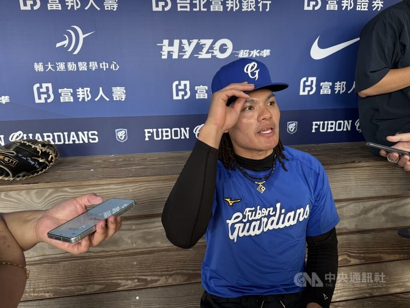 中華職棒富邦悍將野手張育成(圖)先前預言李灝宇5年內上大聯盟成真,他28日賽前受訪,稱讚李灝宇能力大勝自己高中同時期,希望李灝宇穩定出賽、1年就突破自己累積的大聯盟紀錄。中央社記者謝靜雯攝 115年4月28日