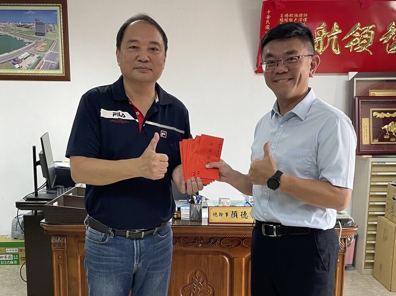 澎湖區漁會總幹事顏德福（左）28日將「買魚頭做公益」活動所提撥的新台幣4萬3000多元，轉交給馬公高中，由校長石仲哲（右）代表接受，將作為應屆畢業生往返本島參加大學面試的交通等費用。（馬公高中提供）中央社  115年4月28日