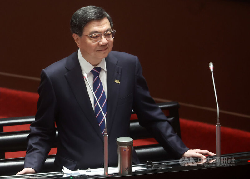 在野黨立委近日提案將「普發現金」入法，行政院長卓榮泰（圖）28日在立法院院會回應立委質詢此事時說，超過預算數的歲計賸餘，可在下一年度增加福利、建設，而不是散出去，也因為過去這樣處理，今年舉債超過新台幣4000億元，「對國家來講，得不償失。」中央社記者王騰毅攝  115年4月28日