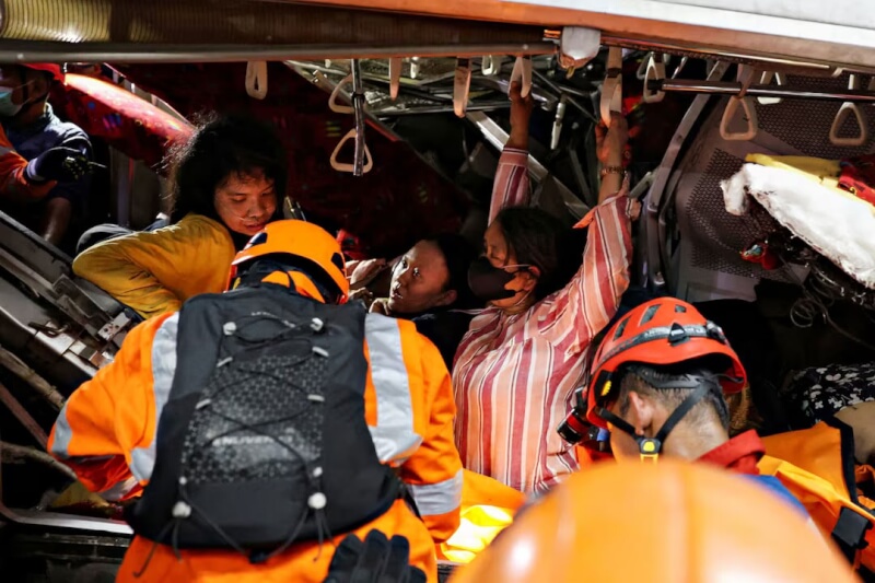 列車相撞事故發生後，搜救人員進入車廂展開救援。（路透社）