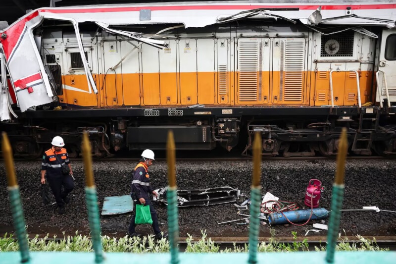 印尼雅加達附近27日發生造成14人罹難的列車相撞事件，當局表示受創最嚴重的是通勤列車的女性專用車廂。（路透社）