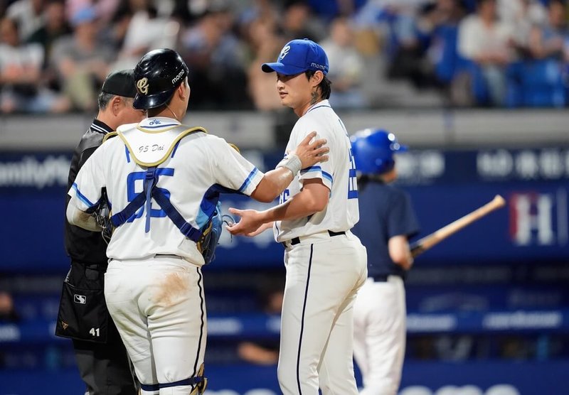 中華職棒富邦悍將隊28日靠著投手李東洺（右）6局無失分優質先發，終場以6比0擊敗台鋼雄鷹，拿下近期2連勝。（富邦悍將提供）中央社記者謝靜雯傳真　115年4月28日