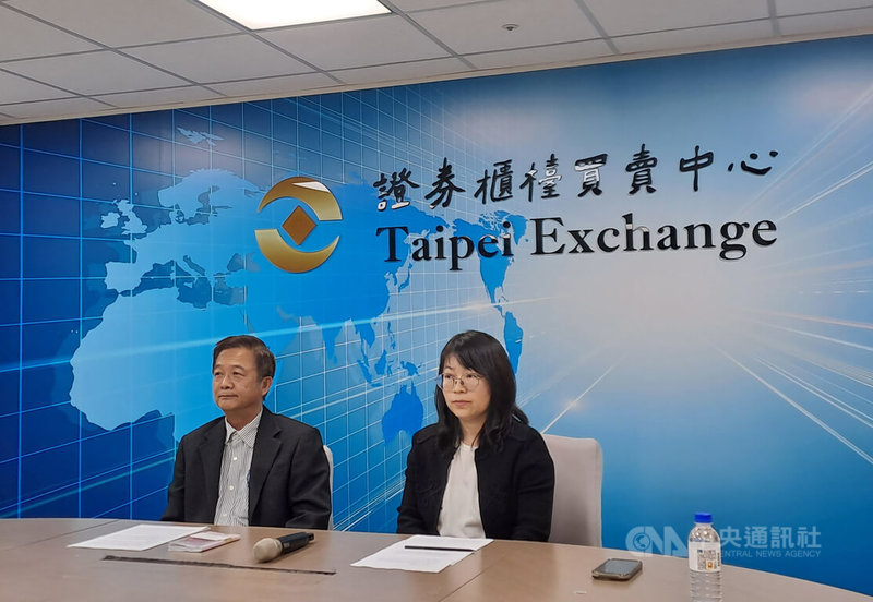 上曜集團旗下信立化學總經理李山龍（左）28日在櫃買中心重大訊息記者會表示，計畫於集中交易市場外公開收購高爾夫通路龍頭邁達康普通股股權。中央社記者潘智義攝　115年4月28日