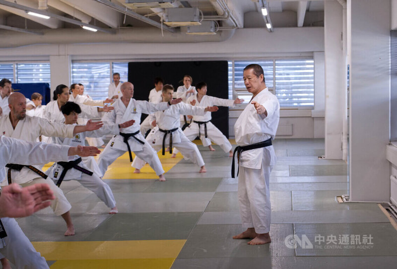 大師班學員認真練習，香川政夫在前指導。中央社記者巫祈麟赫爾辛基攝　115年4月28日