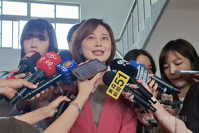 針對國防特別條例草案無共識，立法院5月6日將再次協商。總統府發言人郭雅慧（中）28日接受媒體聯訪表示，確實是不宜再拖。中央社記者黃麗芸攝　115年4月28日