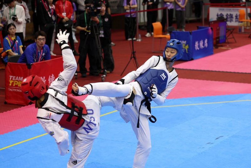 備受矚目的跆拳道新星劉侑芸（右）28日首度征戰全國大專校院運動會，在公開女生組49公斤級展現宰制級表現，順利摘下金牌。（全大運辦公室提供）中央社記者陳容琛傳真　115年4月28日