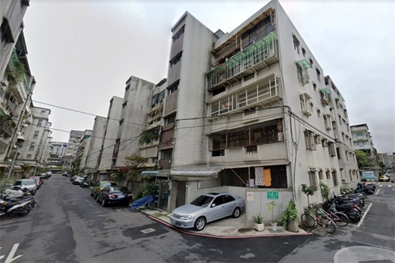 台北市住宅及都市更新中心中心表示，基泰大直案導致周邊民宅受損，經整合南側基地共139戶，並調查公辦都更意願整合目前達92.8%，顯示住戶參與意願持續凝聚，將續推第2次公告招商作業。圖為基泰大直南側基地現況。（住都中心提供）中央社記者劉建邦傳真　115年4月28日