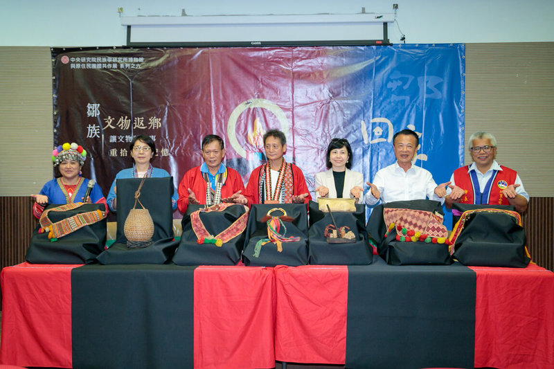 中研院收藏45件百年鄒族文物近日返鄉運抵嘉義達邦自然與鄒族文化中心，預定5月8日開展至11月8日，27日下午舉辦開箱記者會，縣長翁章梁（右2）、阿里山鄉長高瑞芳（右1）與會。（嘉義縣政府提供）中央社記者蔡智明傳真　115年4月28日