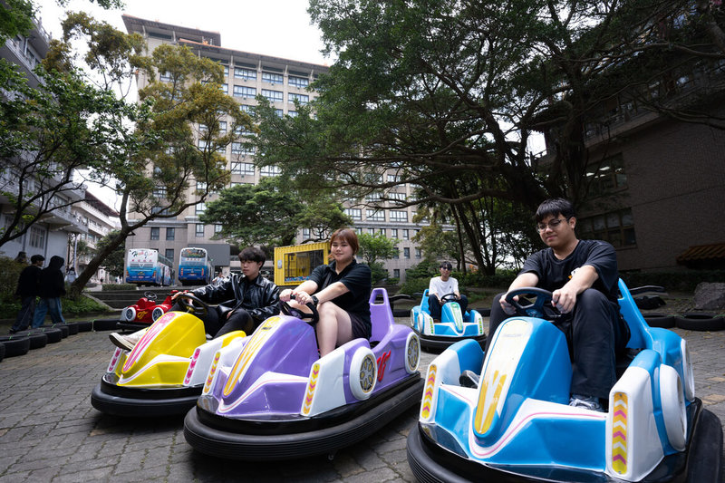 文化大學舉辦「2026青春童遊祭」，打造期間限定大型兒童樂園，推出碰碰車、球池、真人夾娃娃機等多元遊樂設施，活動持續至30日。（文大提供）中央社記者許秩維傳真　115年4月28日