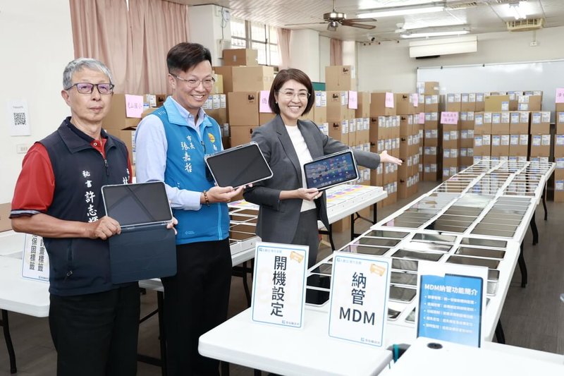 南投縣政府推動數位教育，近3年採購1萬4213台平板，加上先前中央補助採購，縣長許淑華（右）28日宣布全縣「生生有平板」政策全面達標。（南投縣政府提供）中央社記者蕭博陽南投縣傳真　115年4月28日