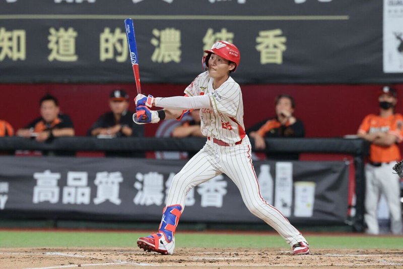 中華職業棒球大聯盟味全龍隊28日在主場天母棒球場擊敗統一7-ELEVEn獅隊，龍隊野手張政禹（圖）單場4打數敲出3支安打，貢獻3分打點、為勝利打點，跑出2次盜壘成功，獲選單場最有價值球員（MVP）。（味全龍隊提供）中央社記者謝靜雯傳真　115年4月28日