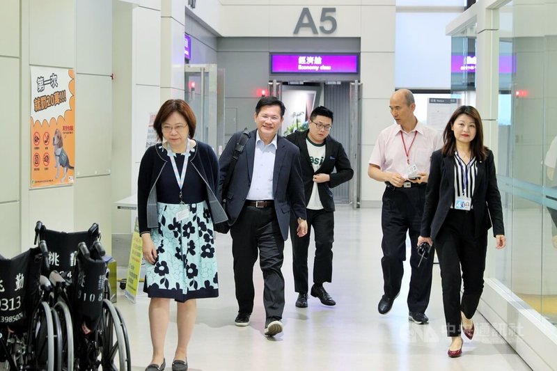 外交部長林佳龍（左2）完成史瓦帝尼出訪行程，28日清晨搭機返台。中央社記者吳睿騏桃園機場攝　115年4月28日