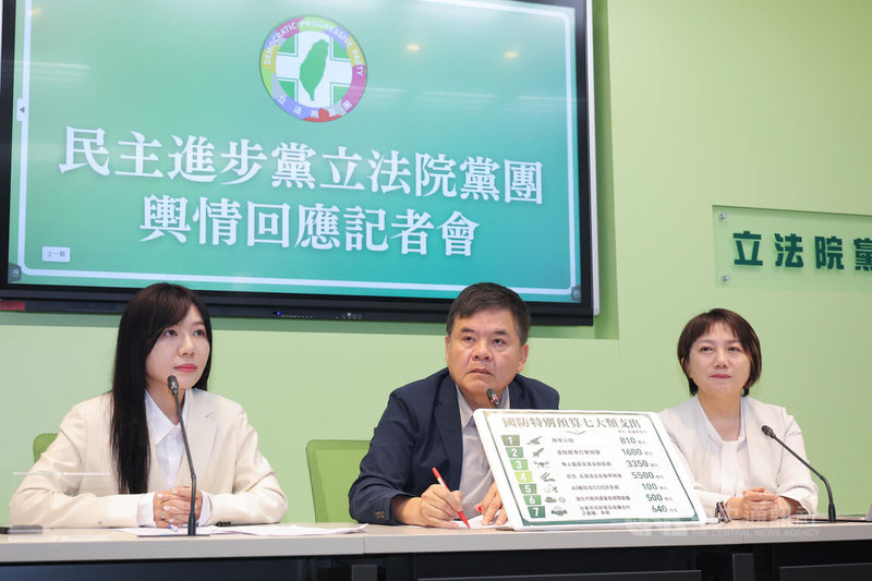 民進黨立法院黨團28日上午舉行輿情回應記者會，民進黨立委莊瑞雄（中）、吳沛憶（左）、范雲（右）出席，回應軍購及陸配參政權等相關議題。中央社記者翁睿坤攝　115年4月28日