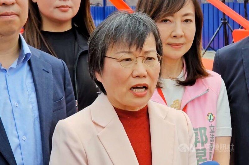 中選會主委游盈隆27日表示，現階段用國籍法處理陸配參政權仍屬牽強。內政部長劉世芳（前）28日表示，國籍法標示得非常清楚，前民眾黨立委李貞秀也是依照同一套標準辦理，一點都沒有疑義。中央社記者吳睿騏桃園攝　115年4月28日