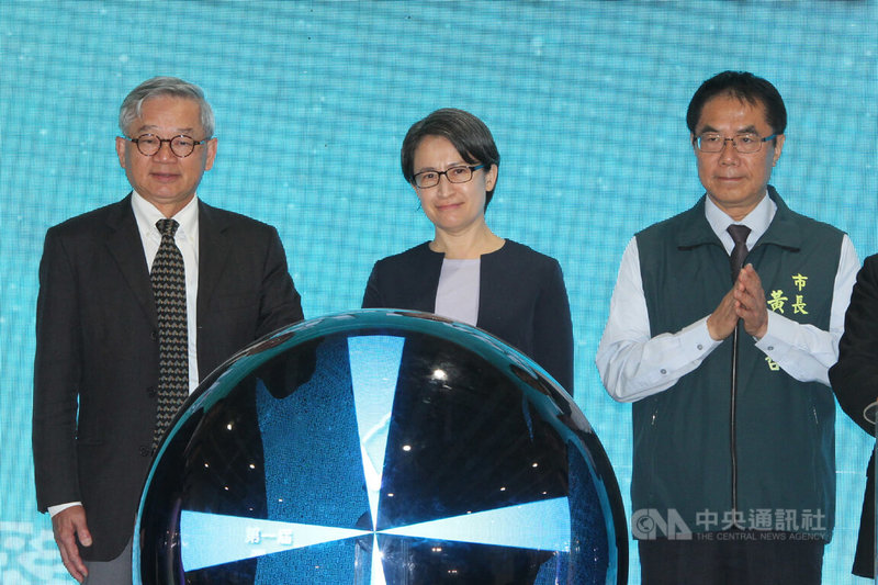 副總統蕭美琴（中）28日前往台南，出席國科會舉辦的全光網路智慧城市應用發布會及第1屆AI IMPACT大南方成果展示開幕活動。左為國科會主委吳誠文、右為台南市長黃偉哲。中央社記者楊思瑞攝　115年4月28日