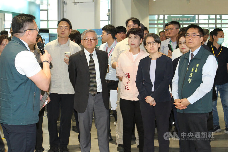 副總統蕭美琴（前右2）28日前往台南出席全光網路智慧城市應用發布會及第1屆AI IMPACT大南方成果展示開幕活動，在台南市長黃偉哲（前右）陪同下於展位聽取說明。中央社記者楊思瑞攝　115年4月28日