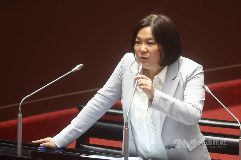 國民黨立委陳玉珍（圖）28日在立法院會質詢時表示，中共中央台辦日前發布10項涉台措施，建議政府開放金門與中國大陸通電，每年可省新台幣30億元，沒有吃虧。中央社記者王騰毅攝  115年4月28日