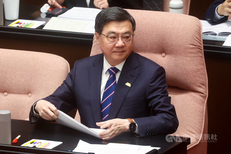 台美對等貿易協定（ART）受美國最高法院裁定影響，美國政府改以啟動貿易法第122條及301條款調查。行政院長卓榮泰（圖）28日在立法院施政總質詢時回覆立委提問表示，美方4月28日及5月5日展開2場公聽會，後續還有雙方意見與說明，「預判應是到7月左右，看能不能達到最終結果。」中央社記者王騰毅攝  115年4月28日