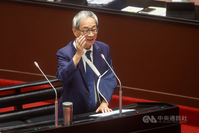 立法院院會28日進行施政總質詢，國民黨立委翁曉玲提問有關中共中央台辦10項涉台措施的影視作品部分，對此文化部長李遠（圖）回應，台灣沒有阻止中國電影來台，是台灣電影進到中國每部都要審查。中央社記者王騰毅攝 115年4月28日