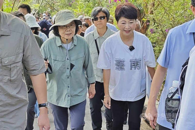 前總統蔡英文（前左）28日下午在民主進步黨台南市長參選人陳亭妃（前右）邀請下，前往台南市楠西區梅嶺風景區健行。中央社記者楊思瑞攝  115年4月28日