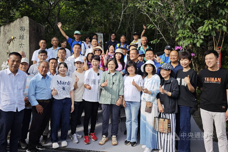 前總統蔡英文（前排中）28日下午在國立成功大學演講結束後，轉往台南市楠西區梅嶺風景區健行，在梅峰古道與支持者合影。中央社記者楊思瑞攝　115年4月28日
