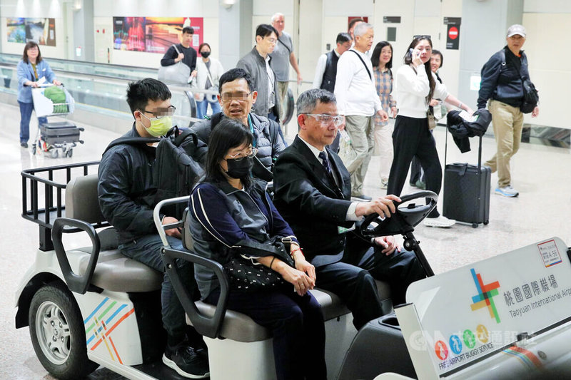 台灣旅行團日前在中國甘肅發生翻車意外，28日由家屬帶著罹難者骨灰搭機返台，海基會、交通部觀光署與內政部移民署國境事務大隊提供人道關懷通關協助。中央社記者吳睿騏桃園機場攝　115年4月28日