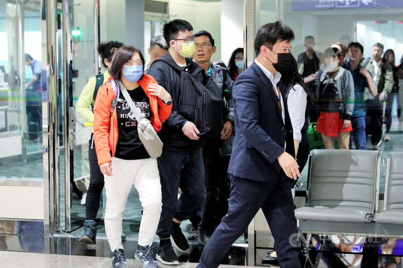 苗栗縣警察局苗栗分局龍騰派出所所長潘韋頌與親友赴中國旅遊，在甘肅一處風景區搭乘電動車時發生翻覆意外，潘韋頌及妻子受傷，妻舅傷重身亡，家屬28日下午帶罹難者骨灰返抵台灣。中央社記者吳睿騏桃園機場攝　115年4月28日
