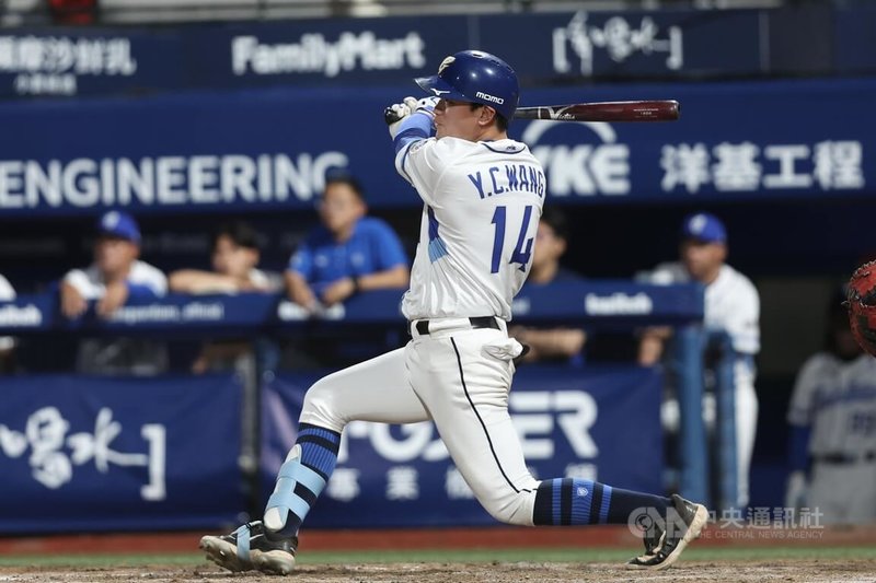 中華職棒28日在新莊棒球場進行例行賽，由富邦悍將與台鋼雄鷹交手，8局下，悍將陣中王苡丞（圖）擊出一壘安打，帶有1分打點。中央社記者吳家昇攝　115年4月28日