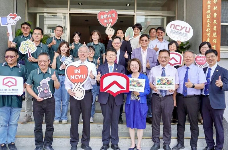 嘉義大學校長林翰謙（前右5）與林保署阿里山林業鐵路及文化資產管理處長王昭堡（前左3）28日簽署合作備忘錄，嘉大將林鐵沿線場域納入課程內容，開啟阿里山林鐵文化永續的新篇章。（嘉大提供）中央社記者黃國芳傳真　115年4月28日