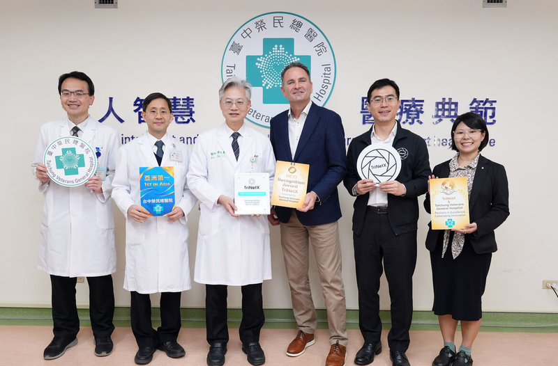 台中榮民總醫院獲國際醫療研究資料平台TriNetX評選為「2026年傑出合作夥伴獎」，成亞洲地區首家獲此殊榮的醫療機構，中榮院長傅雲慶（左3）代表領取獎牌。（台中榮總提供）中央社記者郝雪卿傳真  115年4月28日