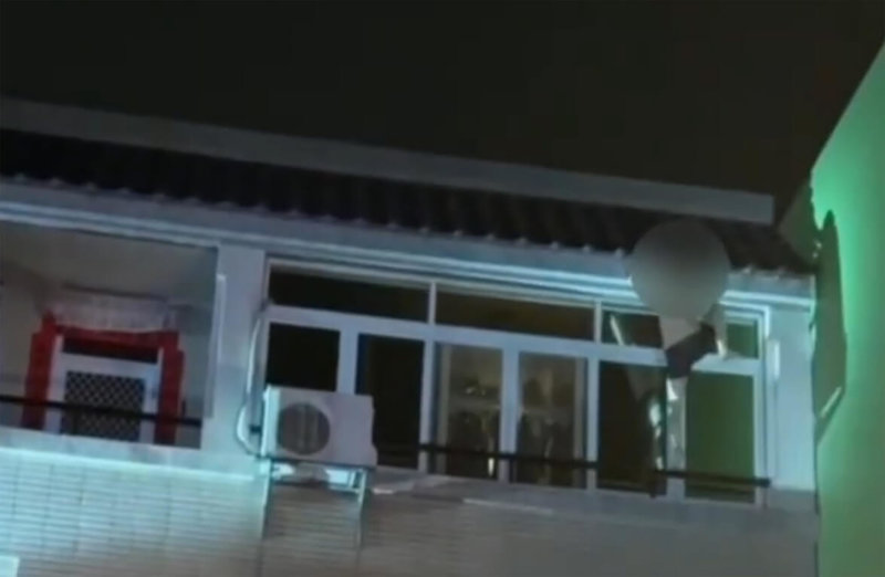 彰化縣警察局鹿港分局接獲販毒情資，破獲1處毒品分裝場，男子為躲避警方查緝，僅穿著內褲從陽台攀爬逃逸仍被逮捕，依毒品危害防制條例送辦。（警方提供）中央社記者鄭維真傳真　115年4月28日