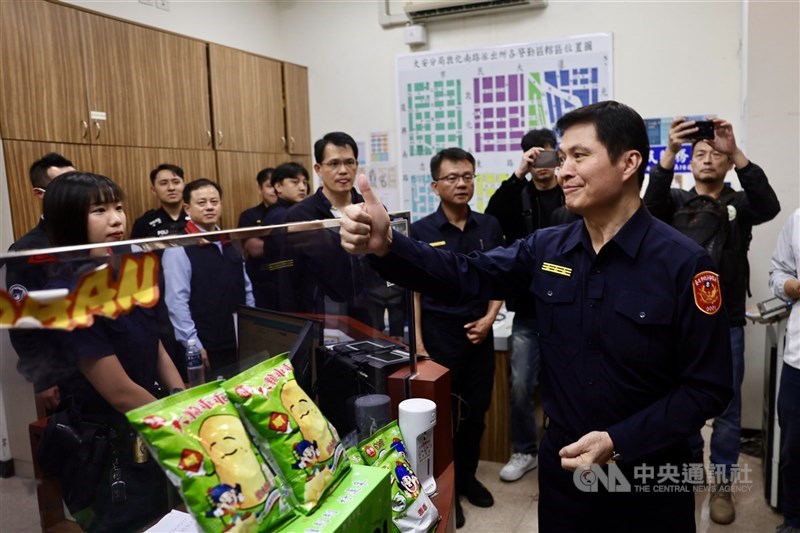 圖為台北市警察局長林炎田（前右）日前至大安分局敦化南路派出所慰勞員警。(中央社檔案照片)