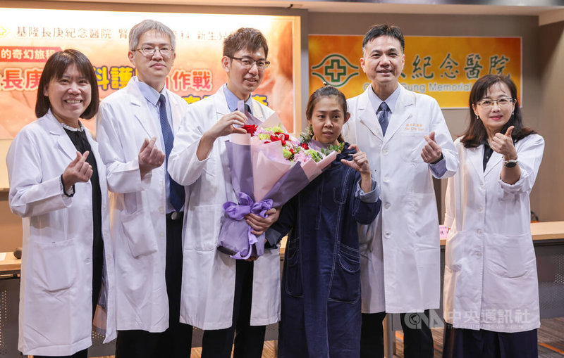 基隆長庚紀念醫院 28日在台北舉行「跨科護胎作戰，助透析婦女奇蹟順產」記者會，由基隆長庚腎臟科、婦產科與新生兒科三大專科團隊合作，克服重度子癲前症與心肺衰竭風險，助洗腎患者順利產下一名女嬰。基隆長庚副院長孫啟欽（右2）、新生兒科主任廖穗綾（右）、腎臟科主治醫師陳奕廷（左3）、腎臟科主任許恆榮（左2）、婦產科主任黃詩穎（左）獻花給患者畢小姐（右3）祝母親節快樂，盼透過案例，讓更多透析家庭看到生育的曙光。中央社記者裴禛攝 115年4月28日