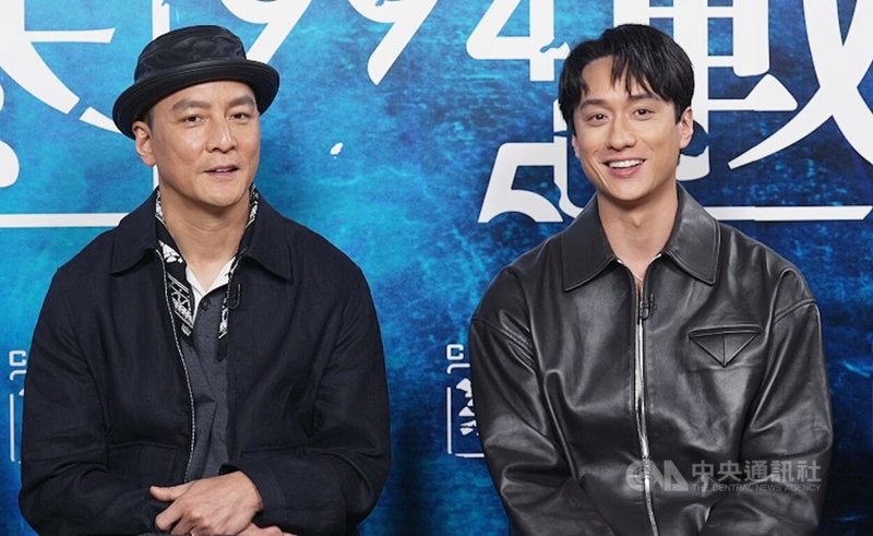 電影「寒戰1994」演員吳彥祖（左）、劉俊謙（右）再片中有精彩對手戲，27日接受台灣媒體視訊訪問時，吳彥祖也透露在香港拍攝有回家的感受。（翻攝自訪問影片）中央社記者王心妤傳真　115年4月28日