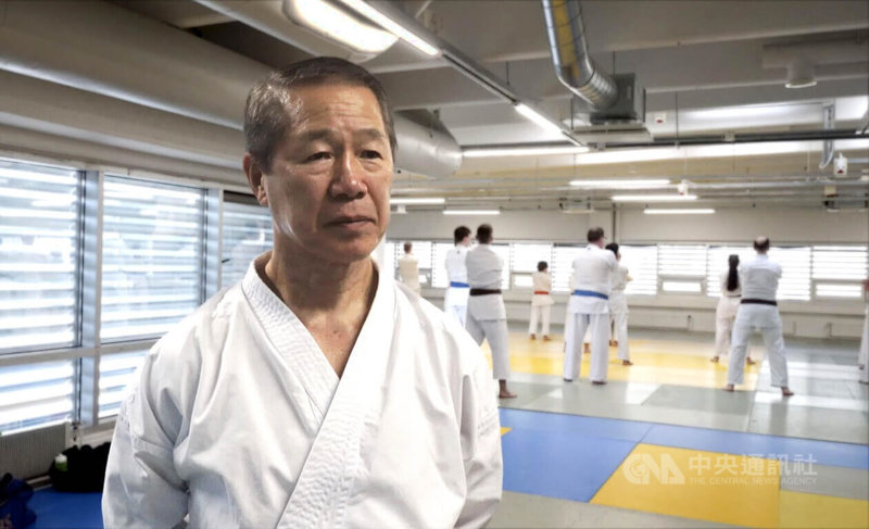 日本空手松濤連盟（JKS）首席師範、黑帶九段香川政夫在赫爾辛基主持大師班，指導學員練基本功。中央社記者巫祈麟赫爾辛基攝　115年4月28日