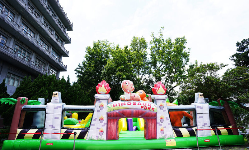 文化大學舉辦「2026青春童遊祭」，打造期間限定大型兒童樂園，結合氣墊溜滑梯等多元遊樂空間。（文大提供）中央社記者許秩維傳真　115年4月28日