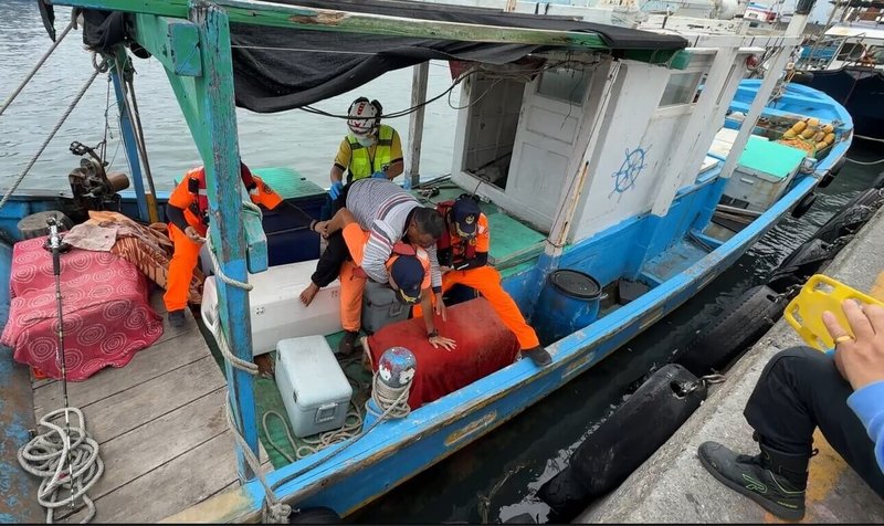 台東市富岡漁港資深滕姓船長28日中午在太麻里海域作業時，釣上一尾魟魚，卻不慎遭魟魚刺傷左腳掌，他忍痛獨自將船開回富岡港，海巡人員將其揹出船艙，由消防人員進行初步治療後送醫。（民眾提供）中央社記者盧太城台東傳真　115年4月28日