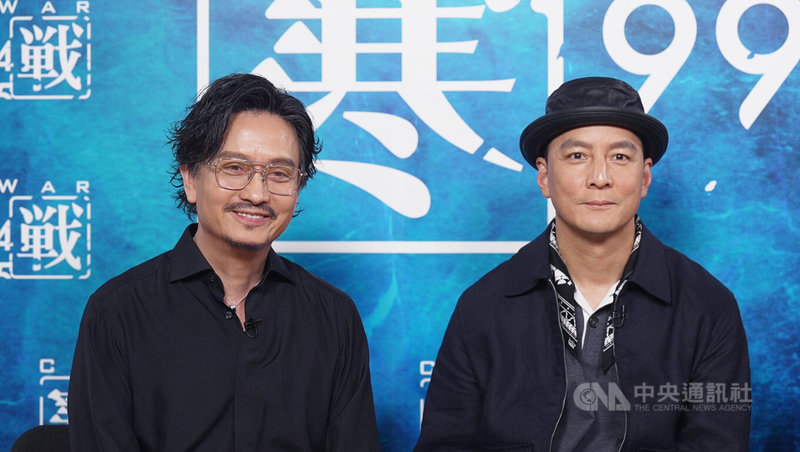 電影「寒戰1994」將於5月初在台灣上映，對於在片中狠賞演員吳慷仁巴掌，港星謝君豪（左）視訊受訪時笑說「感覺挺好的」。圖右為演員吳彥祖。（翻攝自訪問影片）中央社記者王心妤傳真　115年4月28日