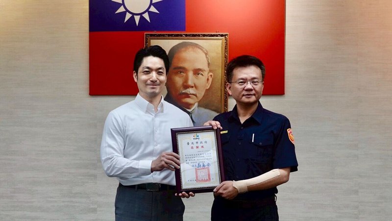 中國信託銀行忠孝分行日前遭搶，警方火速逮捕犯嫌送辦。台北市長蔣萬安（左）28日頒發感謝狀，表揚銀行行員及大安警分局員警。圖右為大安警分局敦化南路派出所長呂政隆。（台北市警察局刑事警察大隊提供）中央社記者黃麗芸傳真　115年4月28日