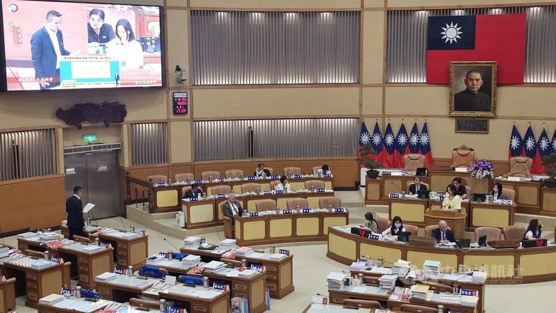 國民黨新北市議員陳偉杰（左立者）28日質詢時，要求市府比照新竹市補助青年訂閱AI工具。青年局長邱兆梅（右立者）表示，目前沒規劃，但仍承諾將會進行預算試算。中央社記者王鴻國攝　115年4月28日