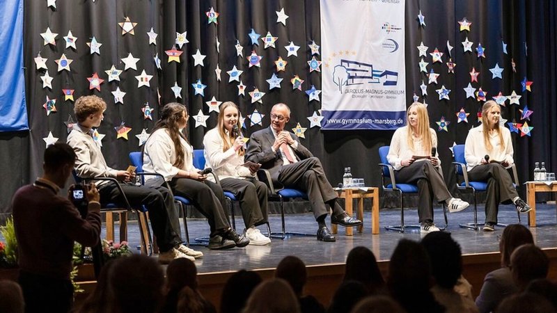 德國總理梅爾茨（右3）出席德國文理中學與學生對談，回答關於烏克蘭加入歐盟問題時表示，前提是俄烏戰爭結束，與俄簽署和平協議時，烏克蘭可能必須放棄部分領土。（德國聯邦政府提供）中央社記者林尚縈柏林傳真　115年4月28日