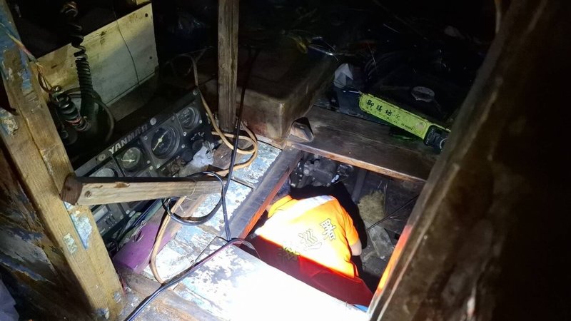 澎湖籍漁船「真祥發號」28日在海上作業時，機械冒煙故障、失去動力，澎湖海巡獲報馳援，充當黑手協助修復後，將人船平安護送返回馬公。（澎湖海巡隊提供）中央社  115年4月28日